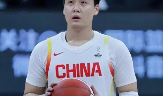 篮球比分-手握3个CBA冠军，如今是男篮队长，弟弟小他22岁，5岁就走篮球路