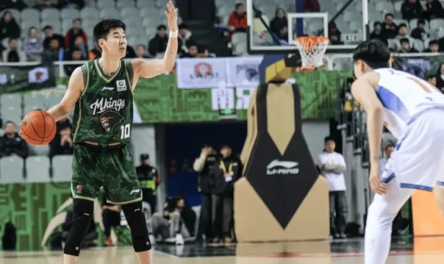 蜂鸟竞技-郭昊文全场14投仅2中，三分7中1得到9分1篮板6助攻3失误